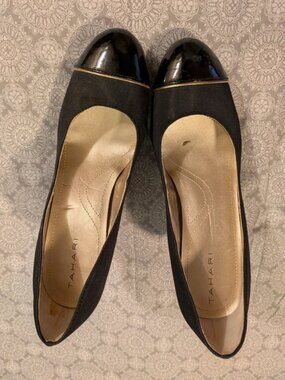 Awesome condition Tahari heels. Size 7
